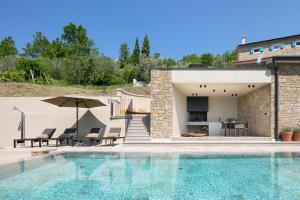 Kolam renang di atau dekat dengan Villa Panorama del Tartufo for 6 people in Central Istria with spa & truffle hunting experience +46 gambar