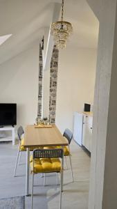 Televízia a/alebo spoločenská miestnosť v ubytovaní Studio - Café Princ pod Hradem, KLIMA, WiFi