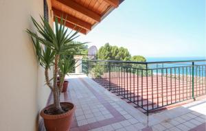 un balcón con macetas y vistas al océano. en Cozy Apartment In Castellabate With Kitchen, en Castellabate