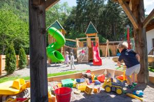 Ο χώρος παιχνιδιού για παιδιά στο Ramilia Family Apartments Restaurant & Pizzeria