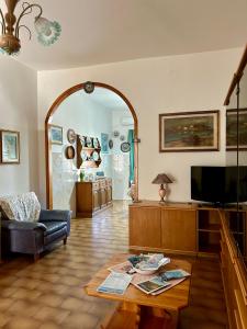 TV a/nebo společenská místnost v ubytování Casa Euphorbia + 30 fotografií
