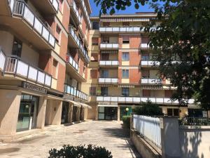 フィレンツェにあるサンソヴィーノ ベッド アンド カーの建物の前の空いている通り