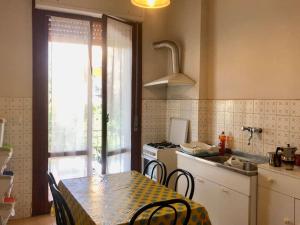 フィレンツェにあるサンソヴィーノ ベッド アンド カーのキッチン(テーブル、椅子、コンロ付)