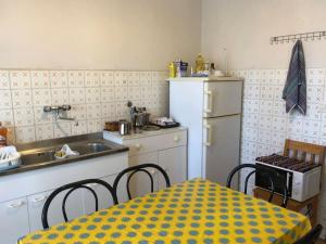 フィレンツェにあるサンソヴィーノ ベッド アンド カーのキッチン(テーブル、シンク、冷蔵庫付) +17枚の写真