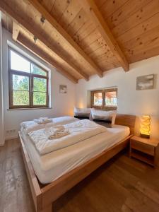 Postel nebo postele na pokoji v ubytování Ferienhaus "Seeblick" direkt am Schliersee