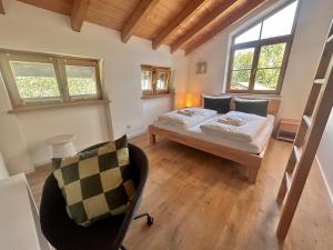 Postel nebo postele na pokoji v ubytování Ferienhaus "Seeblick" direkt am Schliersee