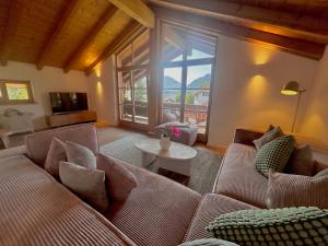 TV a/nebo společenská místnost v ubytování Ferienhaus "Seeblick" direkt am Schliersee