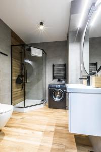 Un baño con lavadora y lavadora. en Apartament Ski Arena Spa, en Białka Tatrzanska 25 fotos más