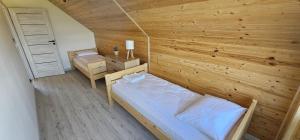 Giường trong phòng chung tại Green Fields Apartments - Apartamenty na Dzikiej Łące 4