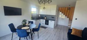 Nhà bếp/bếp nhỏ tại Green Fields Apartments - Apartamenty na Dzikiej Łące 4