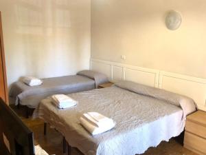 フィレンツェにあるサンソヴィーノ ベッド アンド カーの部屋にはタオルが敷かれたベッドが2つある