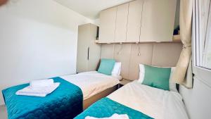Ένα ή περισσότερα κρεβάτια σε δωμάτιο στο Mobile Home Camp Dalmata Orebić