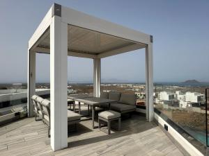 Balkon lub taras w obiekcie Villa Poseidon Corralejo with Private Heated Pool, Sauna and Stunning Volcano Views by Amazzzing Travel