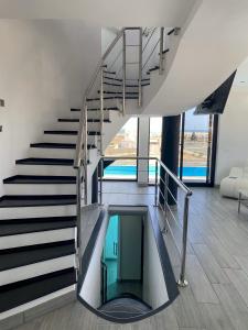 Basen w obiekcie Villa Poseidon Corralejo with Private Heated Pool, Sauna and Stunning Volcano Views by Amazzzing Travel lub w pobliżu