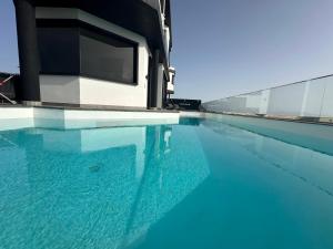 Basen w obiekcie Villa Poseidon Corralejo with Private Heated Pool, Sauna and Stunning Volcano Views by Amazzzing Travel lub w pobliżu