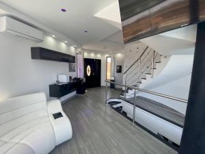 Telewizja i/lub zestaw kina domowego w obiekcie Villa Poseidon Corralejo with Private Heated Pool, Sauna and Stunning Volcano Views by Amazzzing Travel