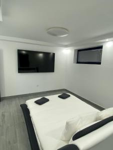 Telewizja i/lub zestaw kina domowego w obiekcie Villa Poseidon Corralejo with Private Heated Pool, Sauna and Stunning Volcano Views by Amazzzing Travel