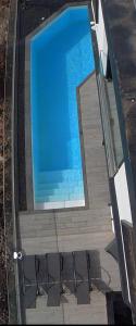 Basen w obiekcie Villa Poseidon Corralejo with Private Heated Pool, Sauna and Stunning Volcano Views by Amazzzing Travel lub w pobliżu