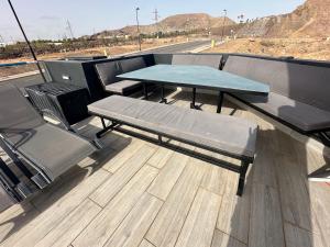 Balkon lub taras w obiekcie Villa Poseidon Corralejo with Private Heated Pool, Sauna and Stunning Volcano Views by Amazzzing Travel