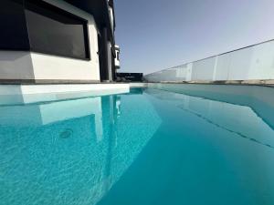 Basen w obiekcie Villa Poseidon Corralejo with Private Heated Pool, Sauna and Stunning Volcano Views by Amazzzing Travel lub w pobliżu