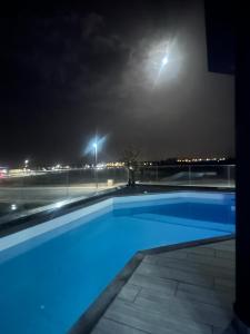 Basen w obiekcie Villa Poseidon Corralejo with Private Heated Pool, Sauna and Stunning Volcano Views by Amazzzing Travel lub w pobliżu