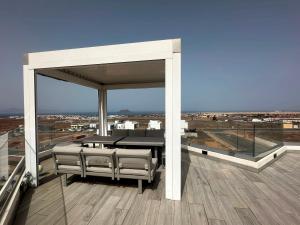 Balkon lub taras w obiekcie Villa Poseidon Corralejo with Private Heated Pool, Sauna and Stunning Volcano Views by Amazzzing Travel