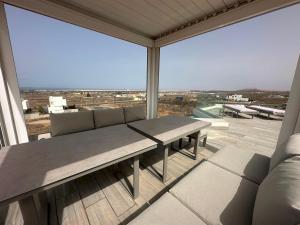 Balkon lub taras w obiekcie Villa Poseidon Corralejo with Private Heated Pool, Sauna and Stunning Volcano Views by Amazzzing Travel