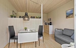 Ruang duduk di Stunning Apartment In Nexø With Sauna