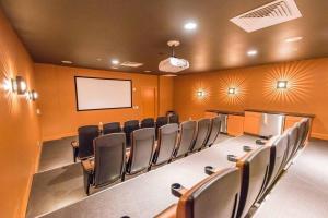 una sala de conferencias con sillas y una pantalla en 1801 Sapphire Beachfront 3 Bedroom Condo, en South Padre Island