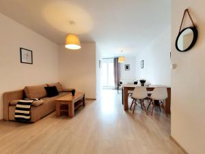 un salon avec un canapé et une table dans l'établissement Sunrise Apart V, à Władysławowo 7 autres photos