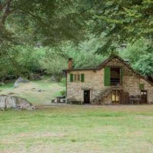 Vrt pred nastanitvijo Rustico Gin Avegno Torbecc, Vallemaggia, Tessin,