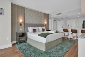マイアミにある2bedroom City Ocean Treasureの大きなベッドとキッチンのある寝室