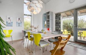 Posezení v ubytování 3 Bedroom Awesome Home In Grenaa