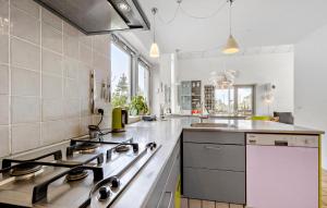 Kuchyň nebo kuchyňský kout v ubytování 3 Bedroom Awesome Home In Grenaa + 14 fotografií