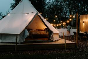 米德尔克尔克Glamping Boszee的帐篷位于带灯的院子内