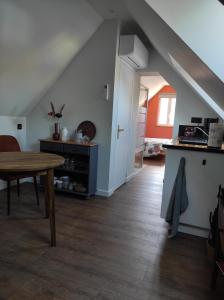 Kuchyň nebo kuchyňský kout v ubytování Gîte de l'Abbatiale