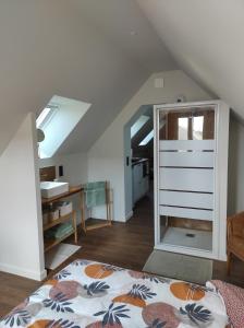 Postel nebo postele na pokoji v ubytování Gîte de l'Abbatiale