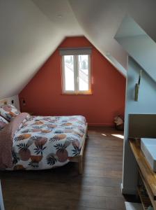 Postel nebo postele na pokoji v ubytování Gîte de l'Abbatiale