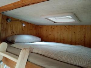 Postel nebo postele na pokoji v ubytování Kleines Refugium unter Kastanien