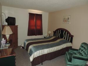 En eller flere senger på et rom på Hunters Lodge Motel