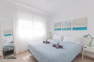 biała sypialnia z dużym łóżkiem z lustrem w obiekcie Coral Sun Corralejo iRent Fuerteventura w Corralejo +37 zdjęć