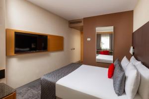 Łóżko lub łóżka w pokoju w obiekcie Nippon Hotel