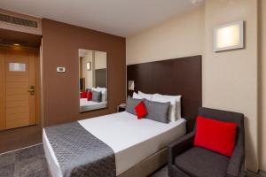 Łóżko lub łóżka w pokoju w obiekcie Nippon Hotel