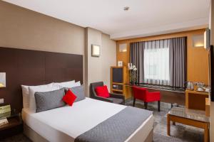 Łóżko lub łóżka w pokoju w obiekcie Nippon Hotel