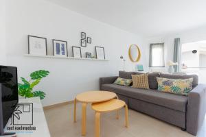 salon z kanapą i stołem w obiekcie Coral Sun Corralejo iRent Fuerteventura w Corralejo