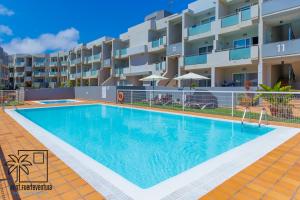 Bazén v ubytovaní Coral Sun Corralejo iRent Fuerteventura alebo v jeho blízkosti