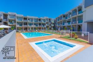 Bazén v ubytovaní Coral Sun Corralejo iRent Fuerteventura alebo v jeho blízkosti