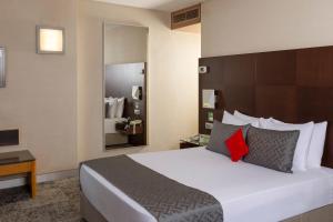 Łóżko lub łóżka w pokoju w obiekcie Nippon Hotel