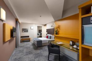pokój hotelowy z łóżkiem i biurkiem w obiekcie Nippon Hotel w Stambule
