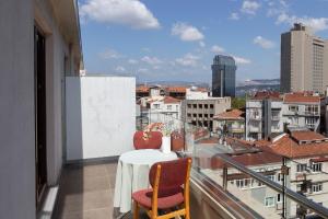 balkon ze stołem i krzesłami oraz widokiem w obiekcie Nippon Hotel w Stambule